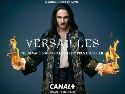 Affiche de la série "Versailles" sur Canal+, personnage tenant des flammes.